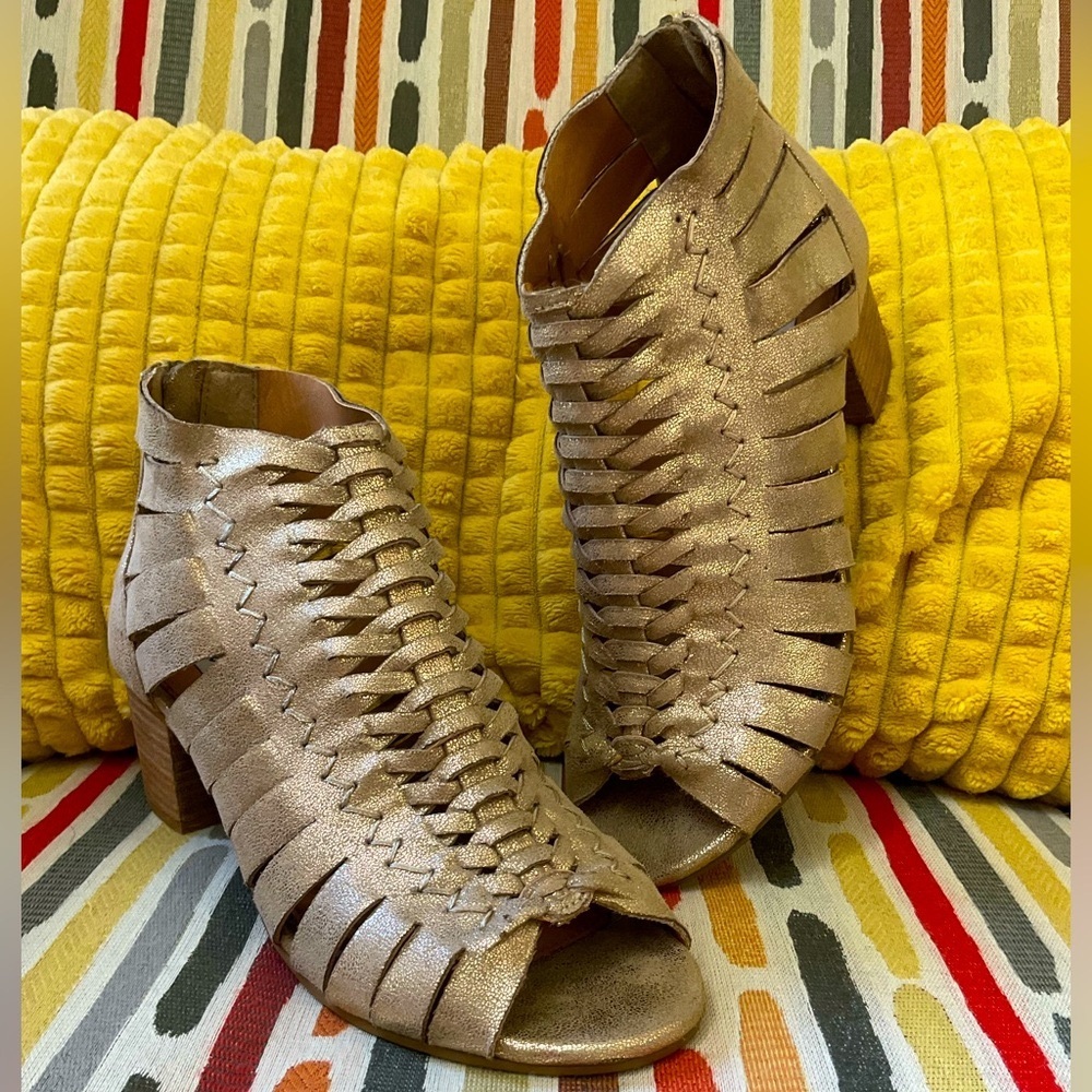 NOT RATED Chic Women's Gold Shimmer Peep-Toe Heeled Sandals